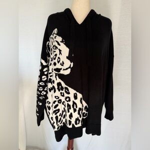 Torrid Black and White Cheetah Graphic Pullover - Torrid Size 4 (26 or 4X)